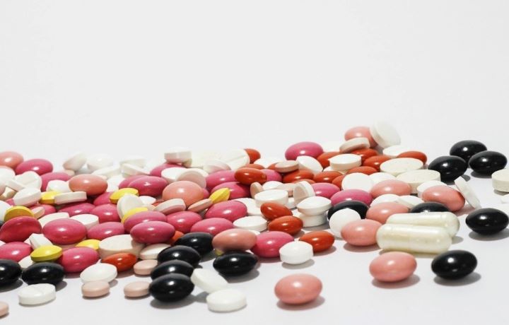 Разные по цвету и форме таблетки на столе